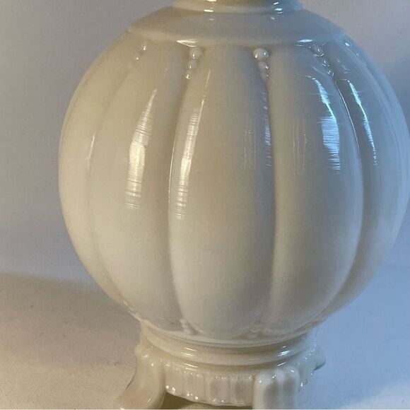 old ivory colored milk glass table lamp, vintage alacite Aladdin lamp shade - Picture 7 of 15